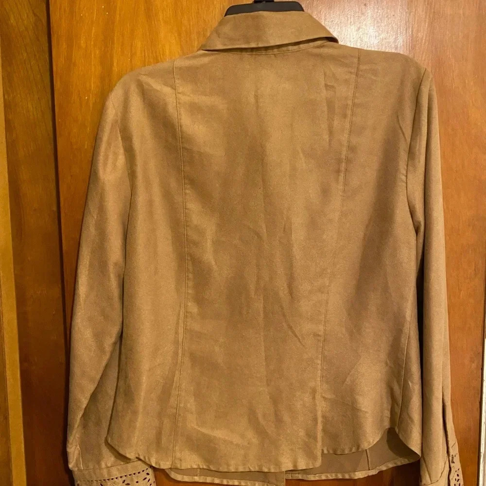 Bandolino Women’s Tan Front Button Down Scallop Long Sleeves Cuff Trim Top, SZ 6 - Picture 8 of 9
